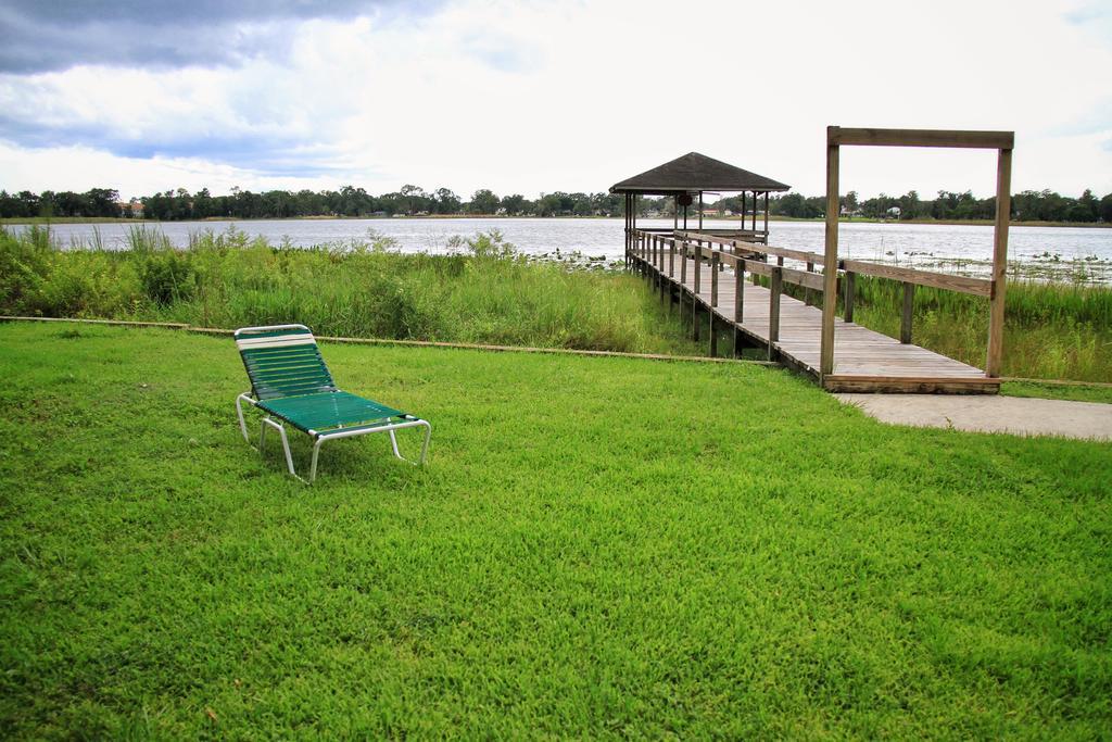 Palm Lakefront Resort And Hostel Celebration Exterior foto