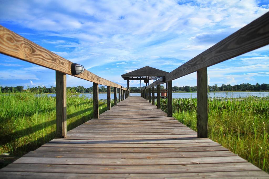 Palm Lakefront Resort And Hostel Celebration Exterior foto